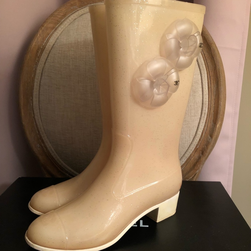 Chanel offwhite glitter rainboots with camellia 39